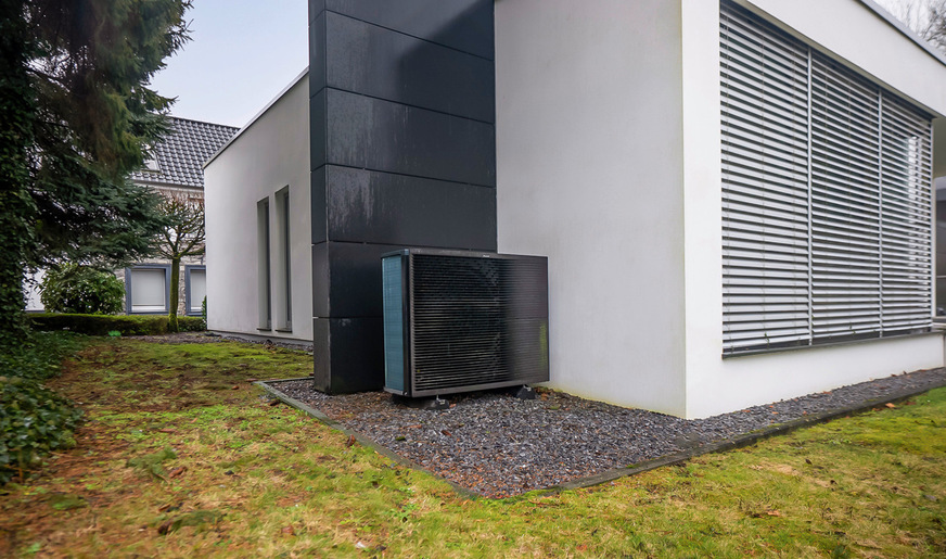 Niedertemperatur-Wärmepumpe für den Neubau: Eine Daikin Altherma 3 R MT speist die Fußbodenheizung des Fertigungsbereichs.
