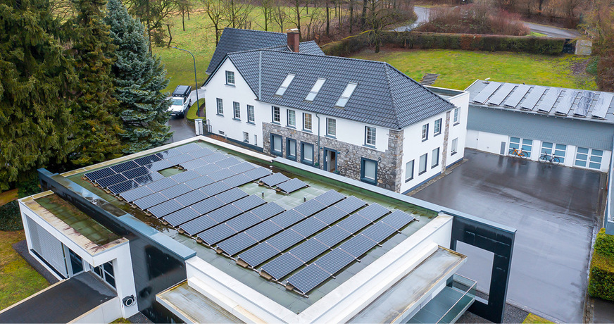Die auf den Dachflächen installierten Photovoltaikmodule mit 70 kWp Leistung sind ein zentraler Bestandteil des elektrifizierten Energiekonzepts.