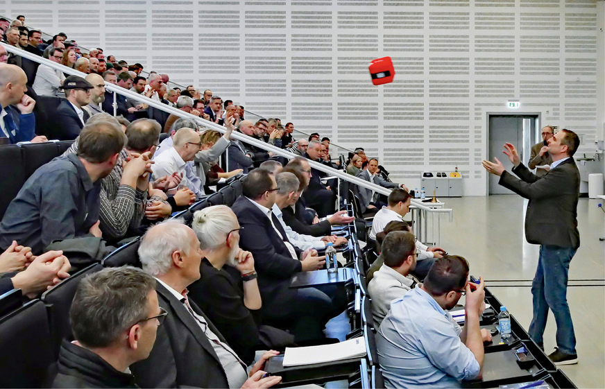 Per Wurfmikro konnten sich die Teilnehmer Gehör verschaffen: Nachfragen und ­Kommentare zu jedem Fachvortrag ­waren wie immer ausdrücklich ­erwünscht.