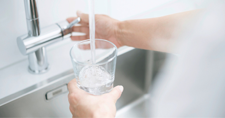 Zum nachhaltigen Umgang mit Trinkwasser gehört auch der Verzicht&nbsp;auf Flaschenwasser. Wer Leitungswasser trinkt, spart nicht nur Geld&nbsp;und Schlepperei, sondern auch viele Ressourcen.