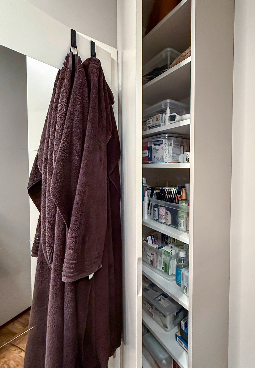 Ordnung, jederzeit griffbereit, egal, wie weit hinten die Sachen stehen: Ein Apothekerschrank im Bad kann Probleme lösen.