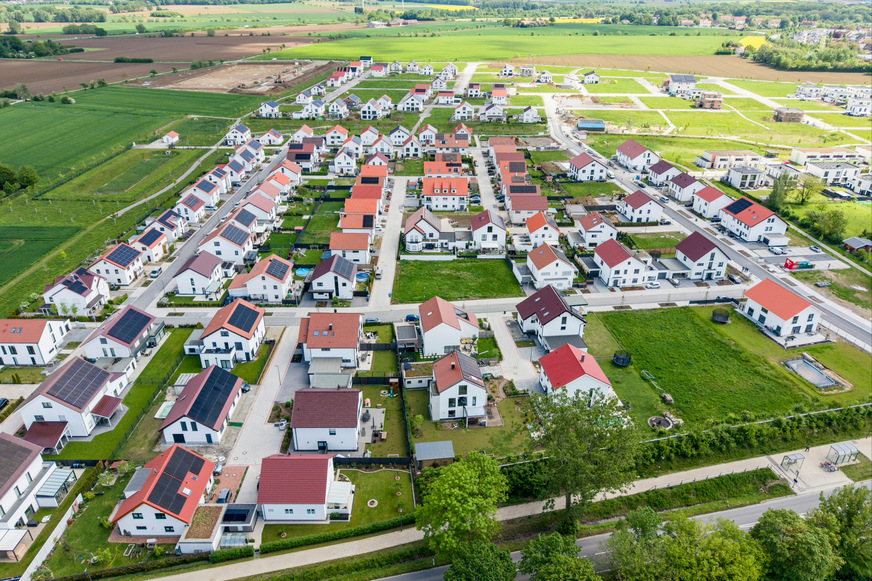Ein Nahwärmenetz versorgt das Quartier über ein geschlossenes Leitungsnetz mit zentral erzeugter Wärme und Warmwasser.