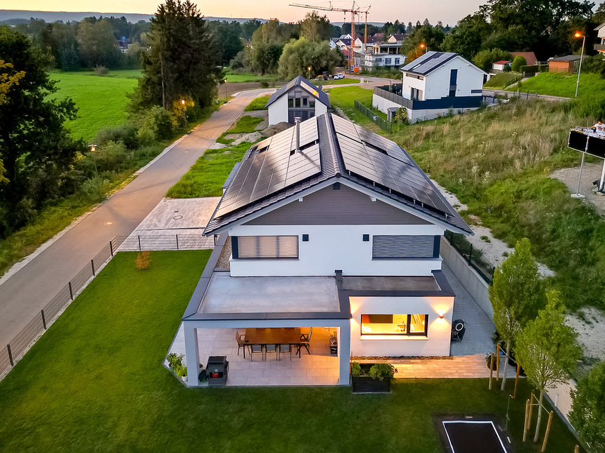 Bei diesem 2021 errichteten Einfamilienhaus wurden 27,75 Kilowatt PV-Leistung auf dem Dach installiert. Im Haus sind 18 Infrarotheizgeräte an den Decken und Wänden montiert.