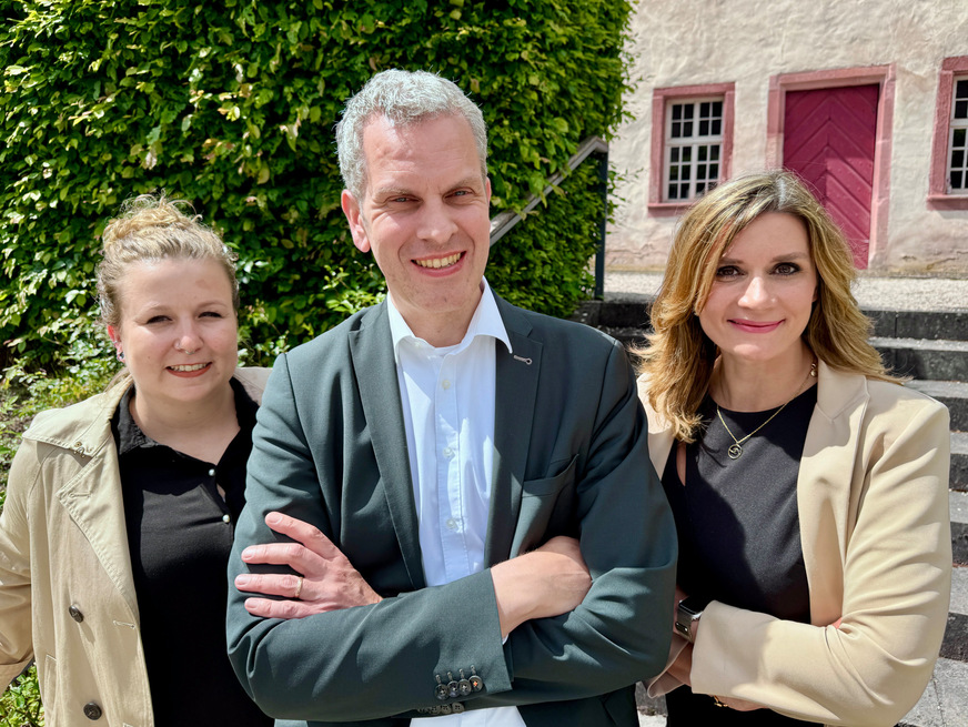 Von links: Sina Hofer, Inhaberin Glassdouche GmbH und neues Mitglied des VDMA Sanitärtechnik und -design, Thilo C. Pahl, Vorsitzender des VDMA Sanitärtechnik und -design und Geschäftsführender Gesellschafter Bette GmbH & Co. KG sowie Dr. Laura Dorfer, Geschäftsführerin VDMA Sanitärtechnik und -design.