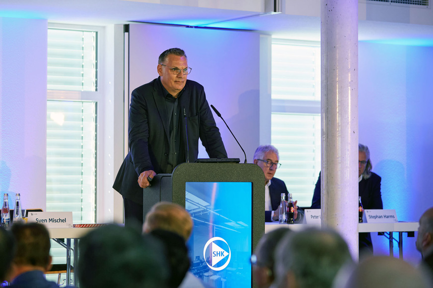 Sven Mischel, Vorstandsvorsitzender der SHK eG,&nbsp;eröffnet die Generalversammlung.