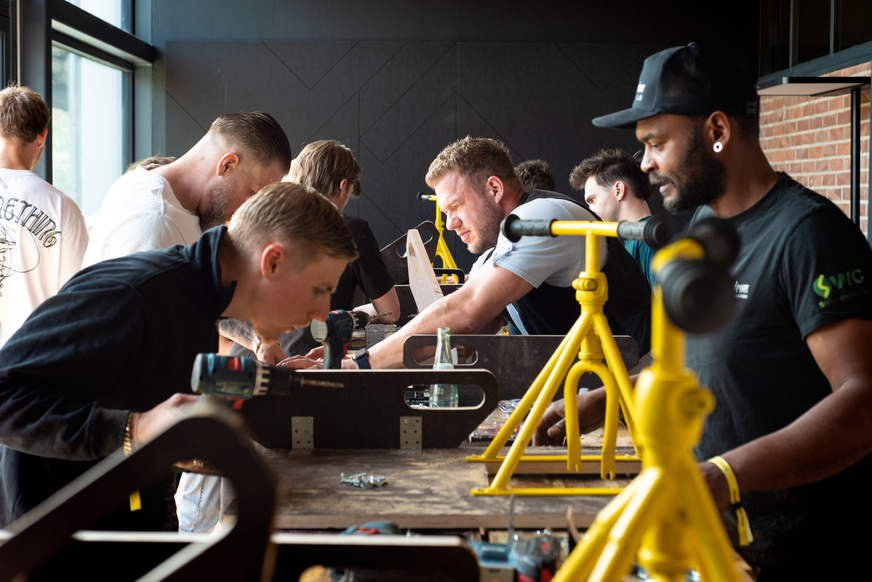 Handwerksinfluencer bauen Karts für HEROrace auf HERO AI Launchevent.