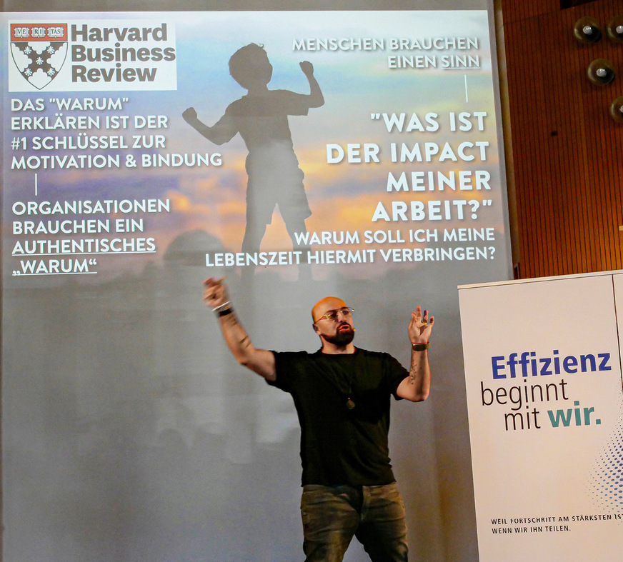Keine Angst vor der Zukunft: Ali Mahlodji, Start-up-Gründer, ­Trendforscher und Buchautor, versteht sich auch als Brückenbauer zwischen den Generationen.
