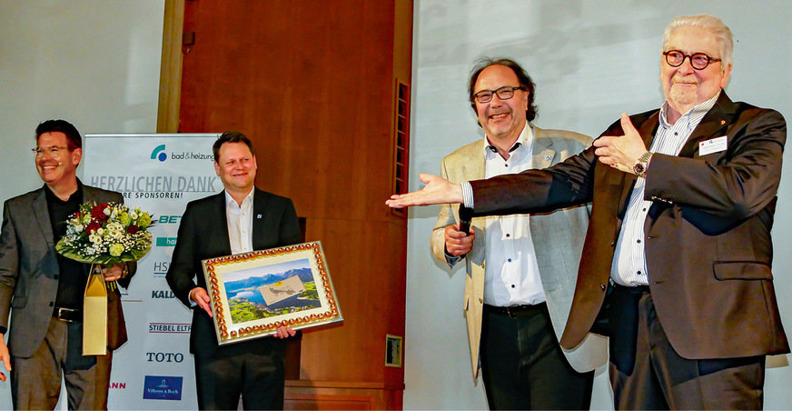 Großes Danke für den Ehemaligen (v. r.): Der Aufsichtsratsvorsitzende Hans-Peter Fischer hielt die Laudatio für Dirk Schlattmann, der nach über 10 Jahren als Vorstand in den Ruhestand gegangen ist. Thomas Wagner und Olivier Martinez hatten Präsente vorbereitet.