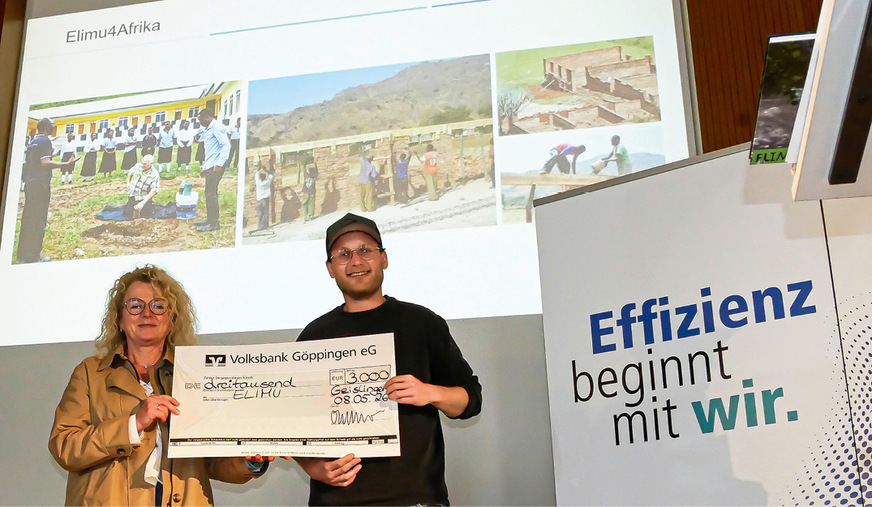 3000 Euro Spende für Elimu4Afrika: Stellvertretend für Roland Ketterer, der sich für das Schulzentrum in Tansania starkmacht, nahmen Silvia Draxler und Fabian Reichmann aus Donaueschingen-Pfohren den Scheck entgegen.