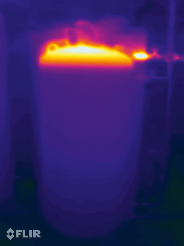 Während der Beladung des Puffer­speichers wurde die Wärmedämm­packung geöffnet, um Thermografien aufzunehmen.