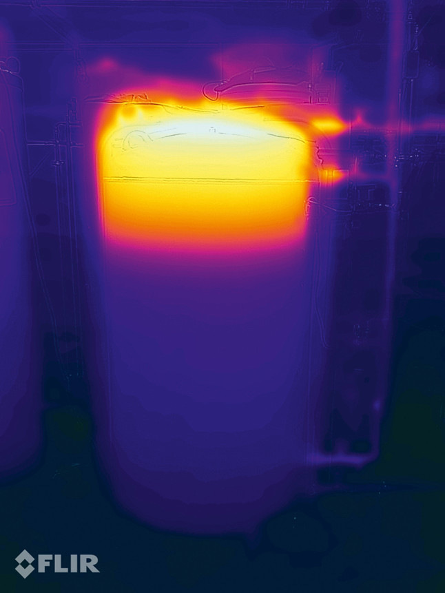 Nach knapp 10 min zeigte der Pufferspeicher bereits ein gutes Schichtungs­verhalten. Im oberen Bereich herrschte schon annähernd Kesseltemperatur.