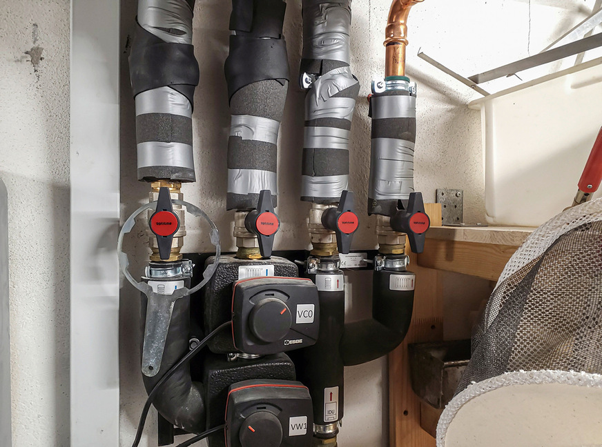 Das Hydraulikmodul mit zwei Drei-Wege-Ventilen zur thermischen Beladung&nbsp;beider Speicher. Die Wärmedämmung erfolgte in Eigenleistung; der ­ausführende Handwerksbetrieb hat nachgebessert.