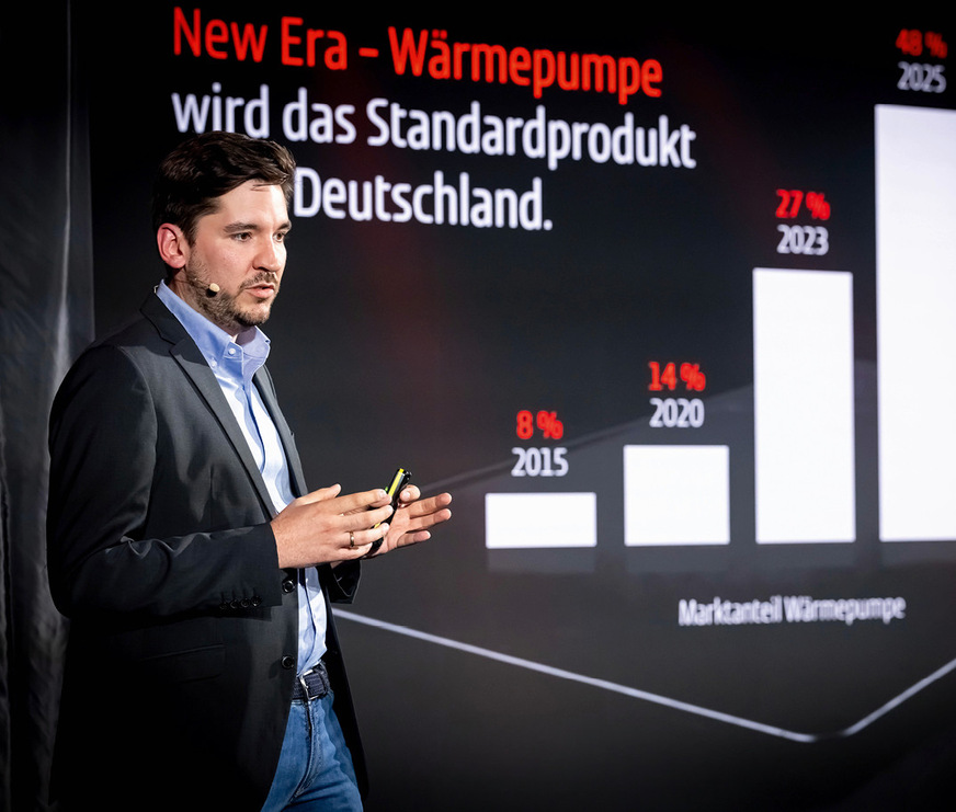 Dr. Conrad Wiedeler präsentiert die neue Wärmepumpen-Generation.