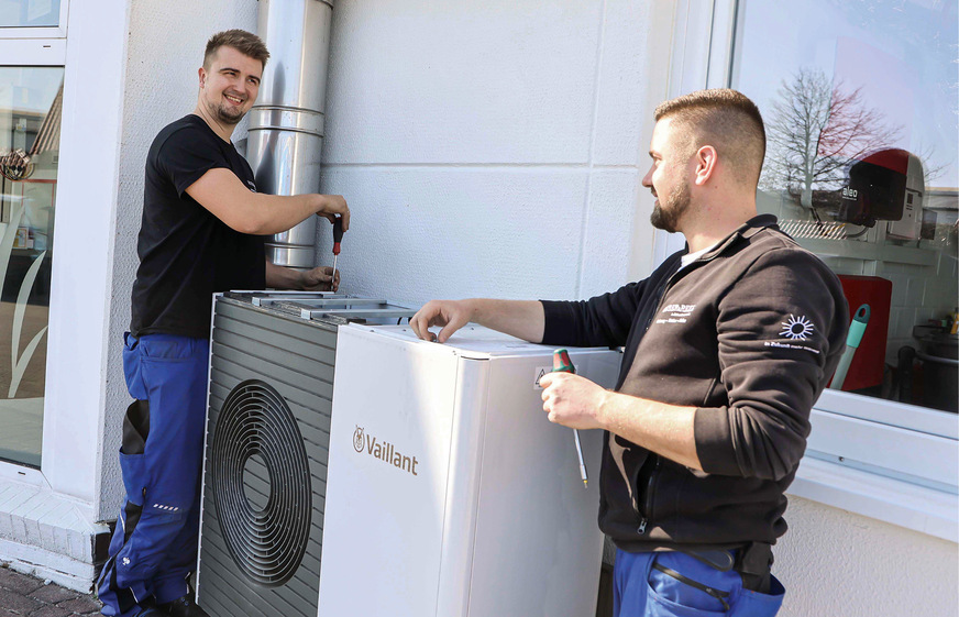 Fachkräfte bei der&nbsp;Instal­lation einer&nbsp;modernen Wärmepumpe.