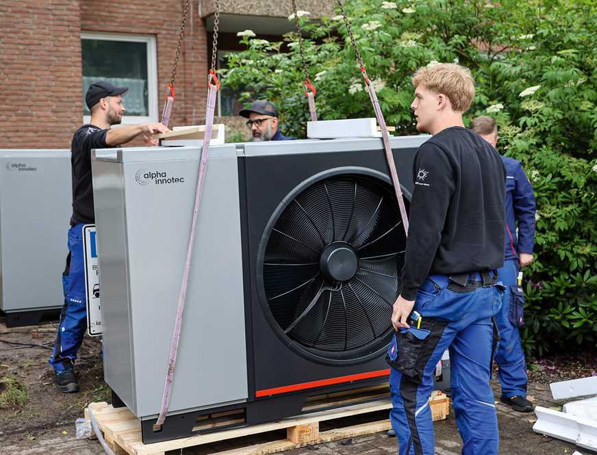 Vorbereitungsarbeiten für die Aufstellung der Wärmepumpen per Kran für das Großprojekt in Oldenburg.