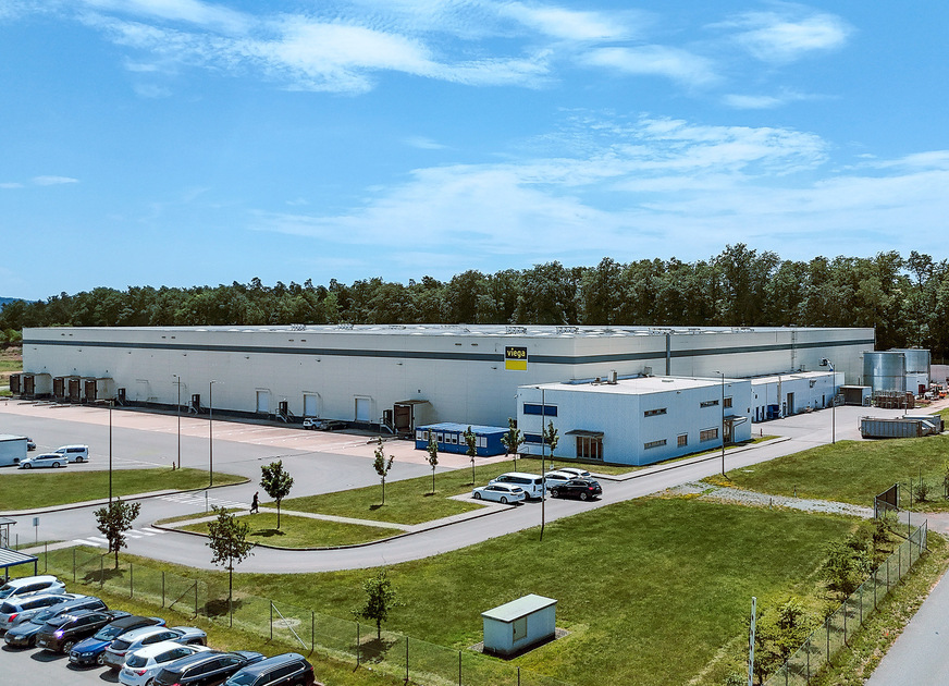 Vorhandene Industriefläche statt Neubau: Die ehemaligen Logistikhallen der Michelin Reifenwerke AG & Co. KGaA sind heute der sechste Viega Produktionsstandort in Deutschland.