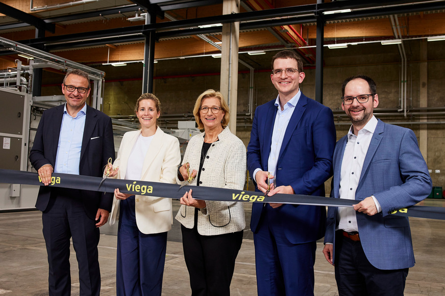 Offizielle Eröffnung der neuen Viega Produktionsstätte in Kirkel, Saarland: (v.l.) Karsten Müller, CEO Viega Europe, Anna Viegener, Co-Vorsitzende des Viega Gesellschafterausschusses, Anke Rehlinger, Ministerpräsidentin des Saarlandes, Franz Viegener, Co-Vorsitzender des Viega Gesellschafterausschusses und Benjamin Schneider, Werkleiter Viega Kirkel.