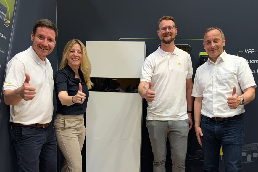 V.l.: Jan Lehmann (Vice President Strategy, Kiwigrid), Edda Mascha Valentin (Produktmanagerin für Photovoltaik & Stromspeicher, Viessmann Climate Solutions), Peter Mirtschink (Vice President Product Management bei Kiwigrid) und Björn Gropengießer (Leiter Key Account Management Energieversorger, Viessmann Climate Solutions).