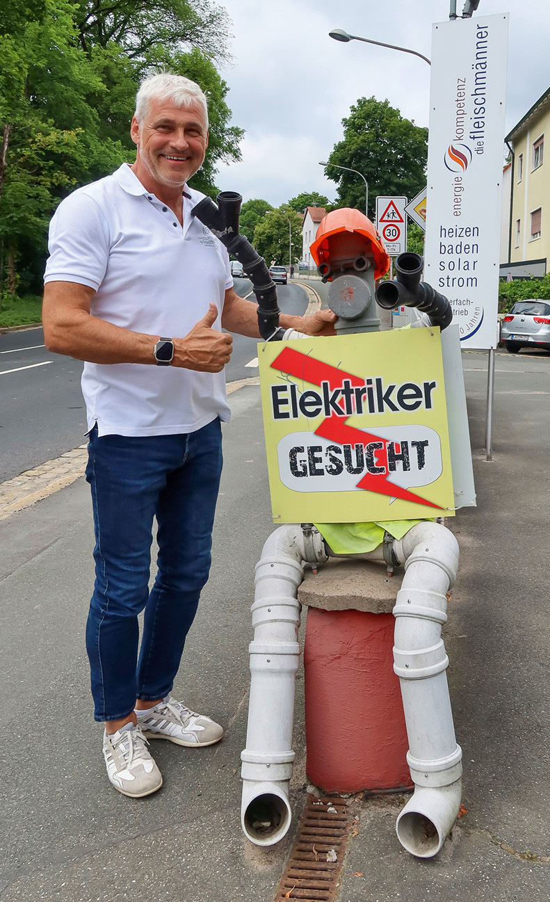 Der Kollege rechts ist fürs Personalmarketing zuständig. Aktuell gesucht: ein Elektromeister.