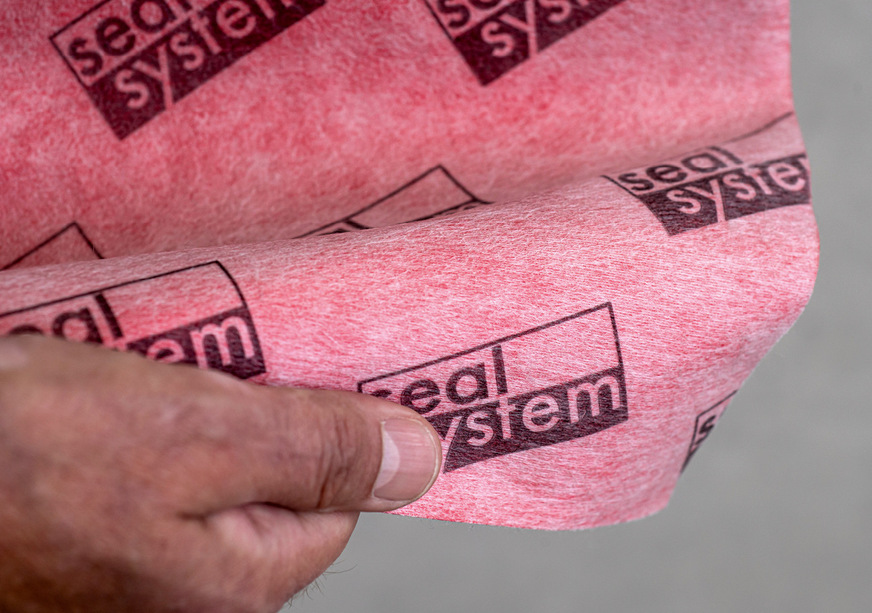 Die werkseitig an der Duschrinne Tecedrainway angebrachte Dichtmanschette lässt sich besonders geschmeidig verarbeiten und verhindert Falten oder Knicke in der Verbundabdichtung.