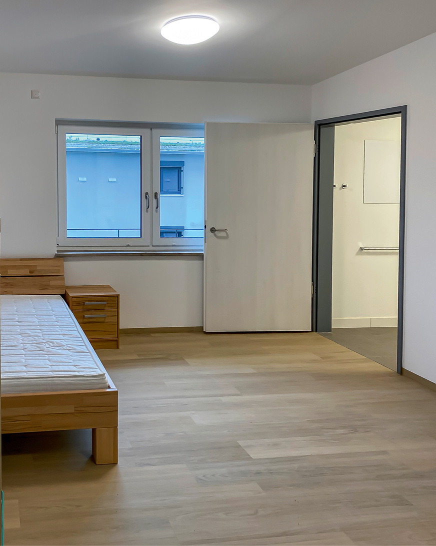 Jeder Bewohner verfügt über ein privates Zimmer mit&nbsp;angeschlossenem Bad.