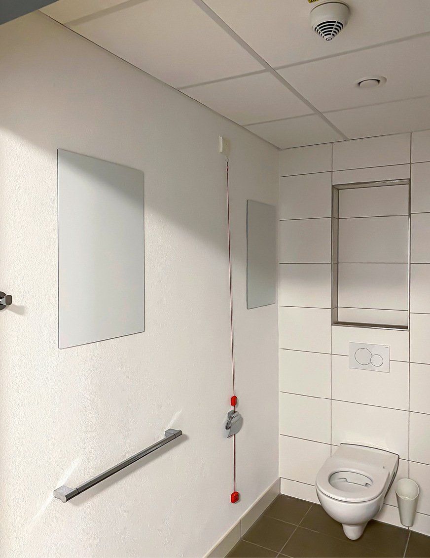Der Zu- und Abluftanschluss zum Wohnraum wurde mittels&nbsp;Flexrohren erstellt. Sie verlaufen unsichtbar unter der abgehängten Decke im Bad.