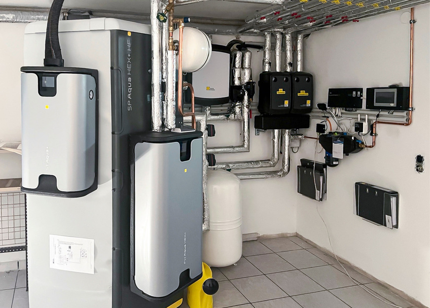 Der Wärmespeicher SP AQUA Hex+ 750 mit Solarstation ST Aqua+ und Frischwasserstation FW Aqua HEX+ von Ritter Energie bildet den Knotenpunkt des hybriden Heizsystems aus Wärmepumpe und Solarthermie, das durch eine PV-Anlage ergänzt wird.