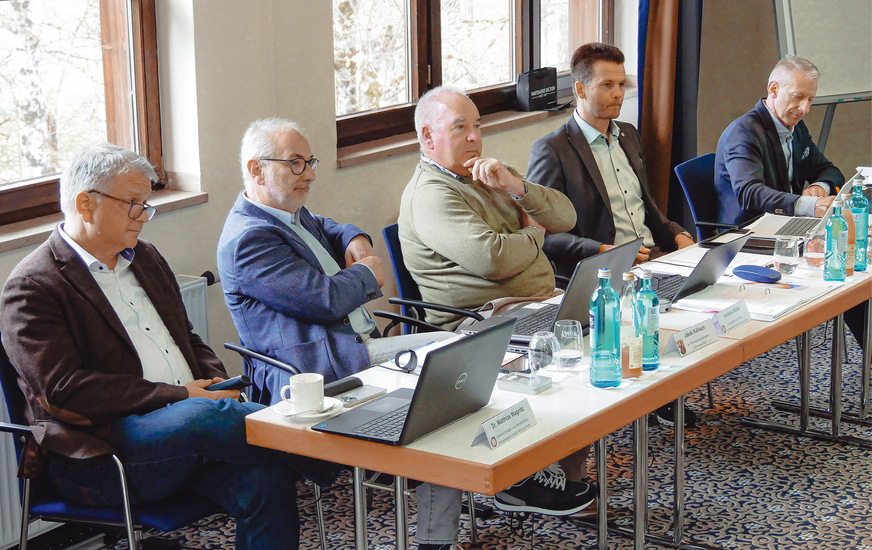 Vom Podium aus informieren, zuhören und moderieren (v.l.): Dr. Matthias Wagnitz (ZVSHK-Referat Heizung), Jakob Köllisch (stellvertr. ­Vorsitz), Andreas Müller (ZV-Geschäftsführer Technik), Thorsten Jakob (Bufa-Vorsitz), Udo Wirges (Bereichsleiter Technik im ZV).