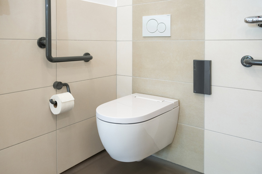 Alle Pflegebäder sind mit dem spülrandlosen Dusch-WC Geberit AquaClean Alba ausgestattet. Dies ermöglicht den Bewohnern maximale Selbstständigkeit bei der Intimhygiene und entlastet das Pflegepersonal.