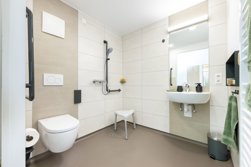 Die 4 m2 großen, barrierefreien Pflegebäder verbinden ein hochwertiges Ambiente und klare Farbkontraste für Menschen mit Seheinschränkungen mit optimaler Hygiene, Pflegeleichtigkeit und Sicherheit.