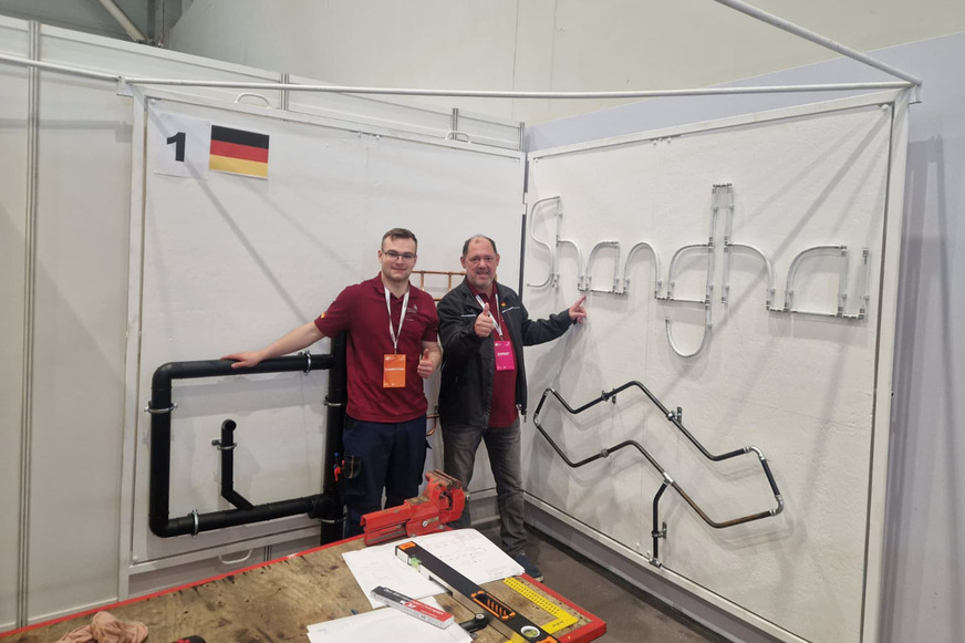Ergebnis harter Trainingsarbeit: Bundestrainer André Schnabel und Lars Wagner vor dem fertiggestellten Werkstück beim internationalen Training in Budapest.