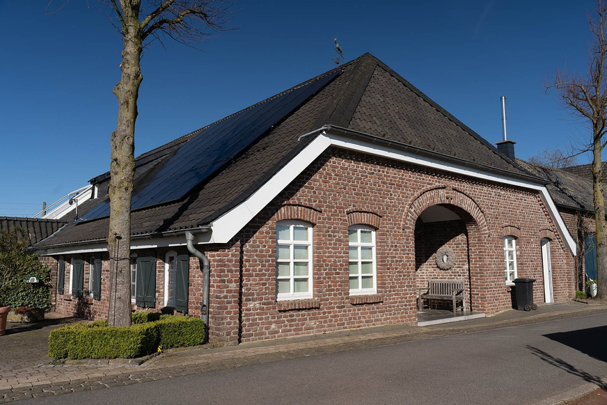 Moderne Heiztechnik im denkmalgeschützten Gebäude: Bei der energetischen Sanierung konnte die alte Ölheizung durch eine monovalente Wärmepumpenanlage ersetzt werden.