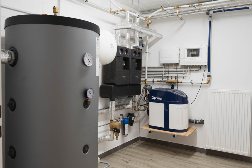 Moderne Heiztechnik im denkmalgeschützten Gebäude: Bei der energetischen Sanierung konnte die alte Ölheizung durch eine monovalente Wärmepumpenanlage ersetzt werden.