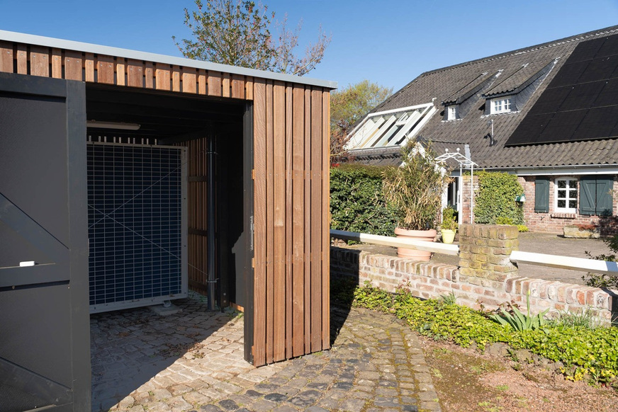 Schön und sicher: Die Außeneinheit wurde hier in einer Schutzeinhausung aus Naturholz untergebracht.