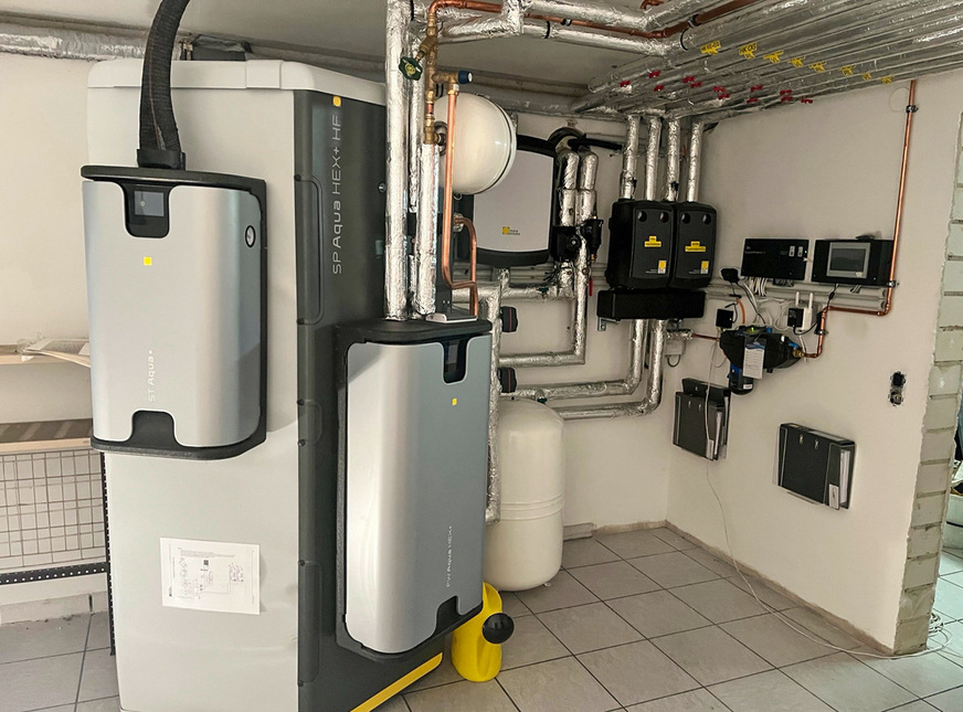 Der Wärmespeicher SP AQUA Hex+ 750 mit Solarstation ST Aqua+ und Frischwasser­station FW Aqua HEX+ von Ritter Energie ermöglicht die zeitliche Entkopplung von Erzeugung und Nutzung, wodurch eine Effizienzsteigerung des Gesamtsystems erzielt wird.