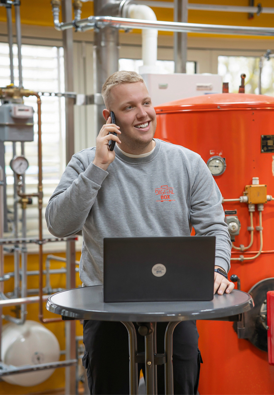 Jakob Obermair ist seit vier Jahren als Digital-Coach unterwegs. Sein Arbeitsalltag wechselt zwischen Kundenterminen, Ausstellung und digitalen Services.