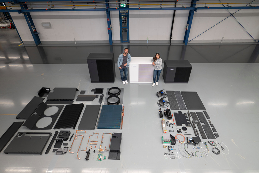 Lena und Matthias führen im neuen Stiebel Eltron-Film durch die Produktion einer Luft-Wasser-Wärmepumpe WPL-A Plus in Deutschland.