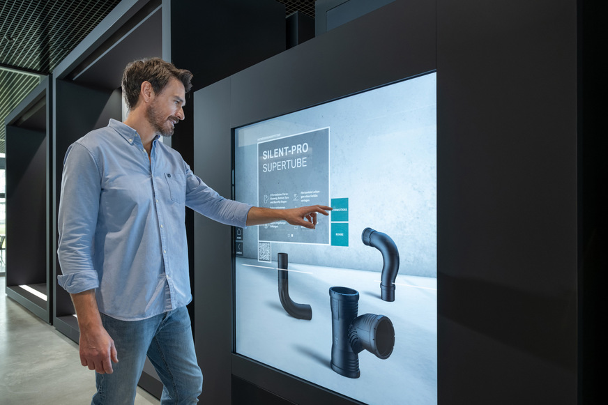In den Ausstellungsbereichen im Geberit Campus werden die Lösungen und Services von Geberit für die Planung und Montage von Sanitärinstallationen hinter und vor der Wand erlebbar.