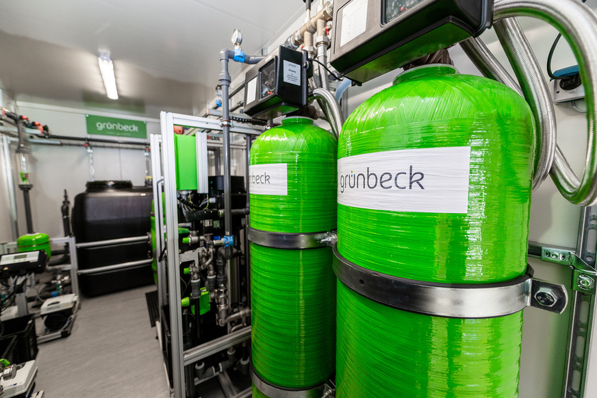 Das Brunnenwasser wird durch den Mehrschicht- und Aktivkohlefilter gepumpt, um letztendlich in der Umkehrosmoseanlage entsalzt und hygienisch aufbereitet zu werden.