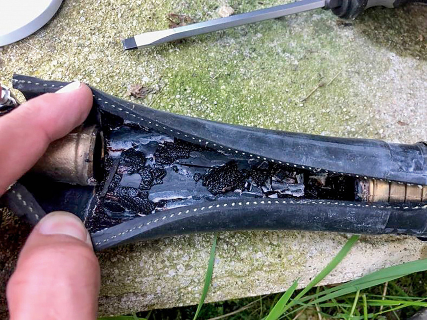 Magnetitbildung an der Innenoberfläche eines nicht gesperrten, flexiblen Schlauchs, über den eine ­Wärmepumpe angeschlossen war.