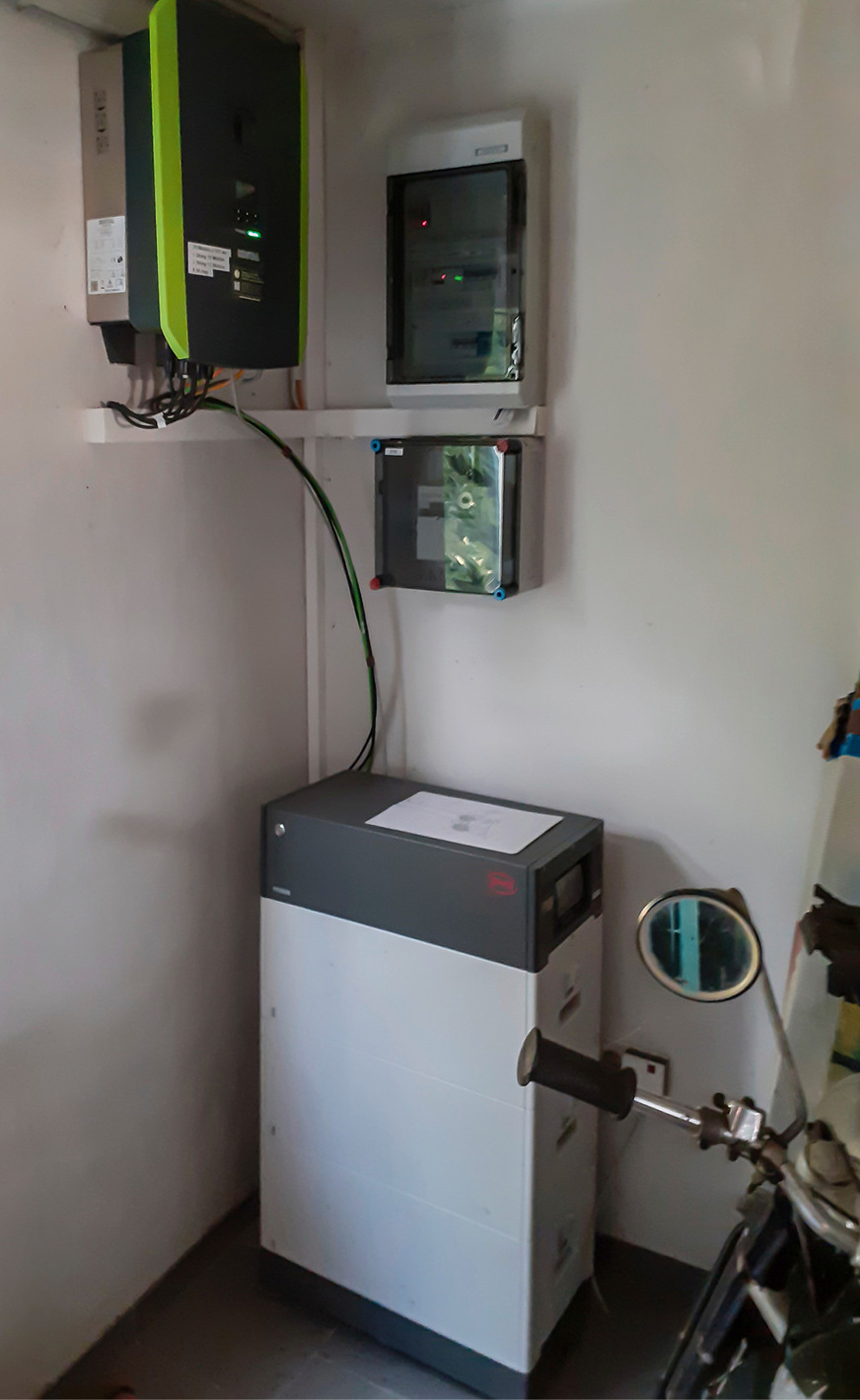 Technik-Einheit mit PV-Wechselrichter und Batteriespeicher im ­Garagenanbau mit ­Wallbox- Anschluss.