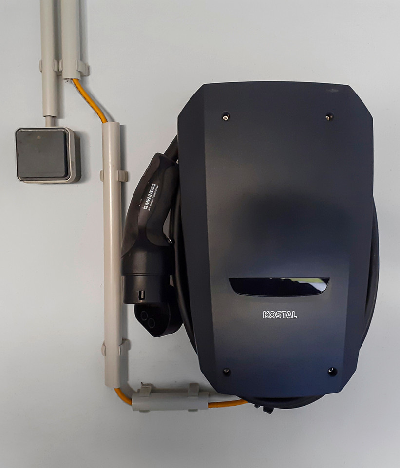 Intelligente Wallbox in der Garage.
