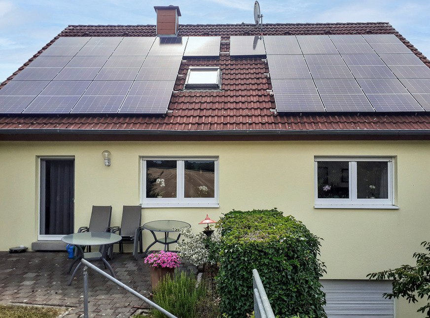 Ost-Seite des Hauses mit Terrasse und zweiter PV-Anlage zur Unterstützung.
