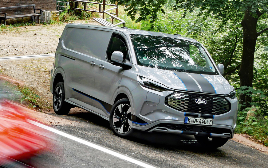 Längst freie Wahl: Der Ford Transit Custom wurde in zwei Längen zunächst als Verbrenner konzipiert, doch auch beim E-Antrieb findet der Handwerker inzwischen unterschiedliche Stärken.