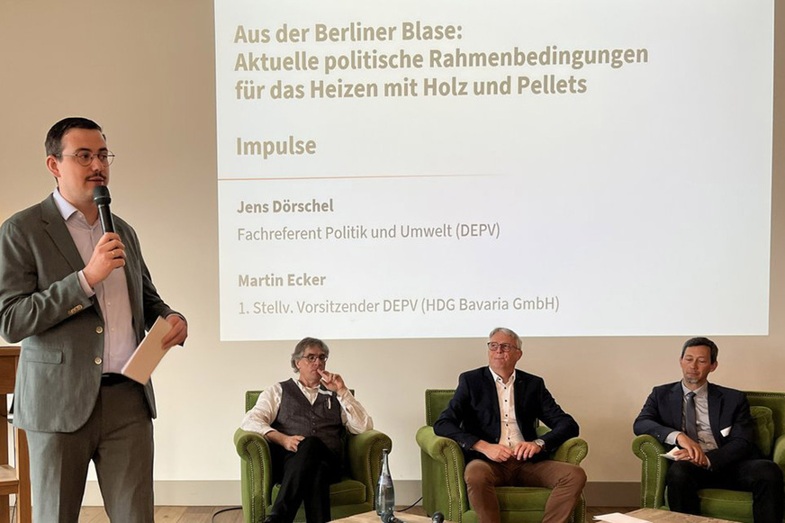 Von links: Torben Niemann, Projektleiter Initiative Holzwärme, mit DEPV-Referent Jens Dörschel, Martin Ecker, Geschäftsführer HDG, und Dr. Volker Lenz vom Biomasseforschungszentrum.