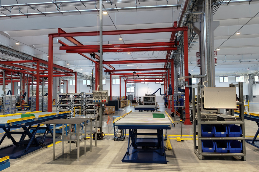 Die Produktionslinien sind so konzipiert, dass Roboter, Cobots und automatisch geführte Fahrzeuge im Sinne der kollaborativen Automatisierung eingesetzt werden.