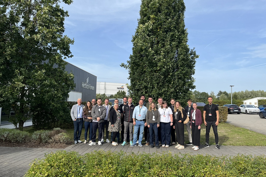 Gruppenfoto vor dem Hettich Werk in Kirchlengern.
