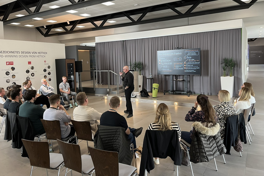 Gebannte Zuhörerschaft: Thorsten Moortz (Handwerk.Live) wusste die Gruppe mit seinem Workshop zu begeistern.