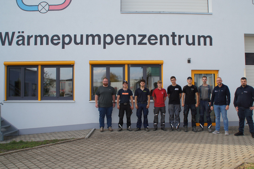 Bayerns beste Anlagenmechaniker SHK mit Geschäftsstellenleiter Stefan Köppe sowie weitere Bewerter.