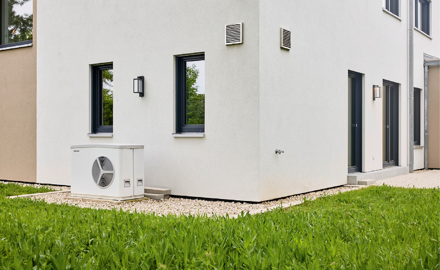 Die Zufuhr der frischen Außenluft und die Abfuhr der verbrauchten Raumluft wurde über Außenwandgitter realisiert. Die Installation über Eck verhindert eine Vermischung der beiden Luftströme.